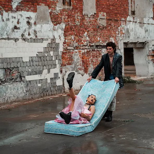 دختردر تشک خوشخواب ازمیر